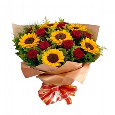 Buquê especial de rosas vermelhas e girassóis em esponja floral