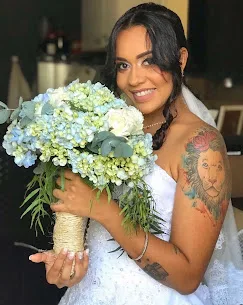 Noiva com buquê de hortênsias