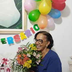 Senhora recebendo arranjo no aniversário