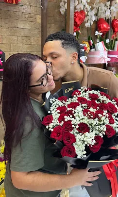 Casal com buquê de rosas vermelhas