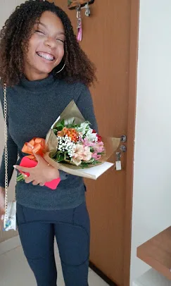 Cliente com buquê colorido