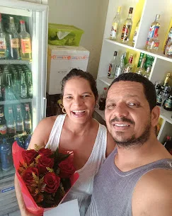 Casal com buquê de rosas