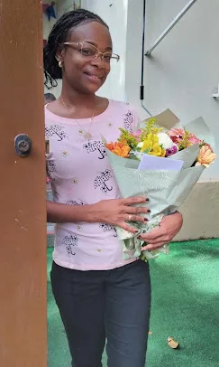 Cliente com buquê de flores do campo