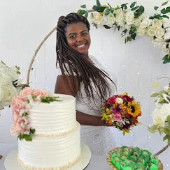 Cliente com arranjo em festa