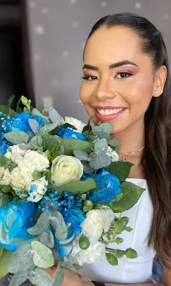 Cliente com buquê de rosas azuis e brancas