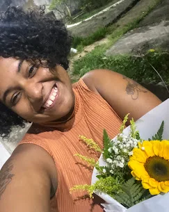 Cliente com buquê de girassol