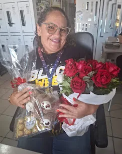 Cliente com rosas e cesta de presente