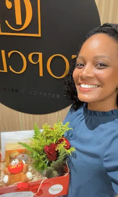 Cliente com cesta e flores no trabalho