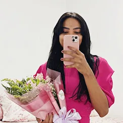 Cliente com buquê rosa