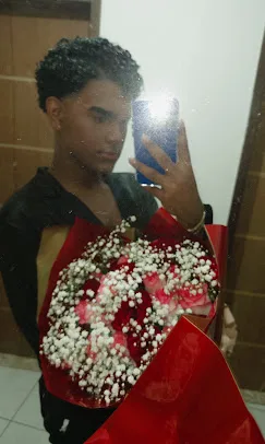 Cliente com buquê de rosas