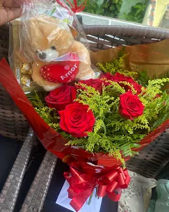 Buquê de rosas com urso de pelúcia
