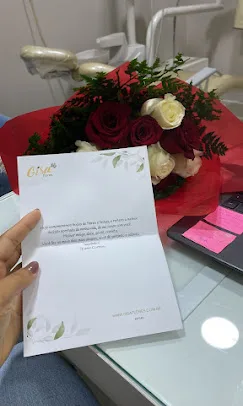 Buquê com cartão de mensagem