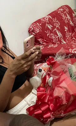 Presente com flores sendo aberto