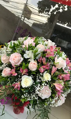 Arranjo de rosas e alstroemérias