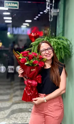 Cliente com buquê de rosas vermelhas