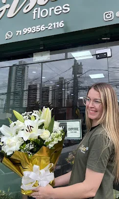 Florista na entrada da loja Gisa Flores da Pituba